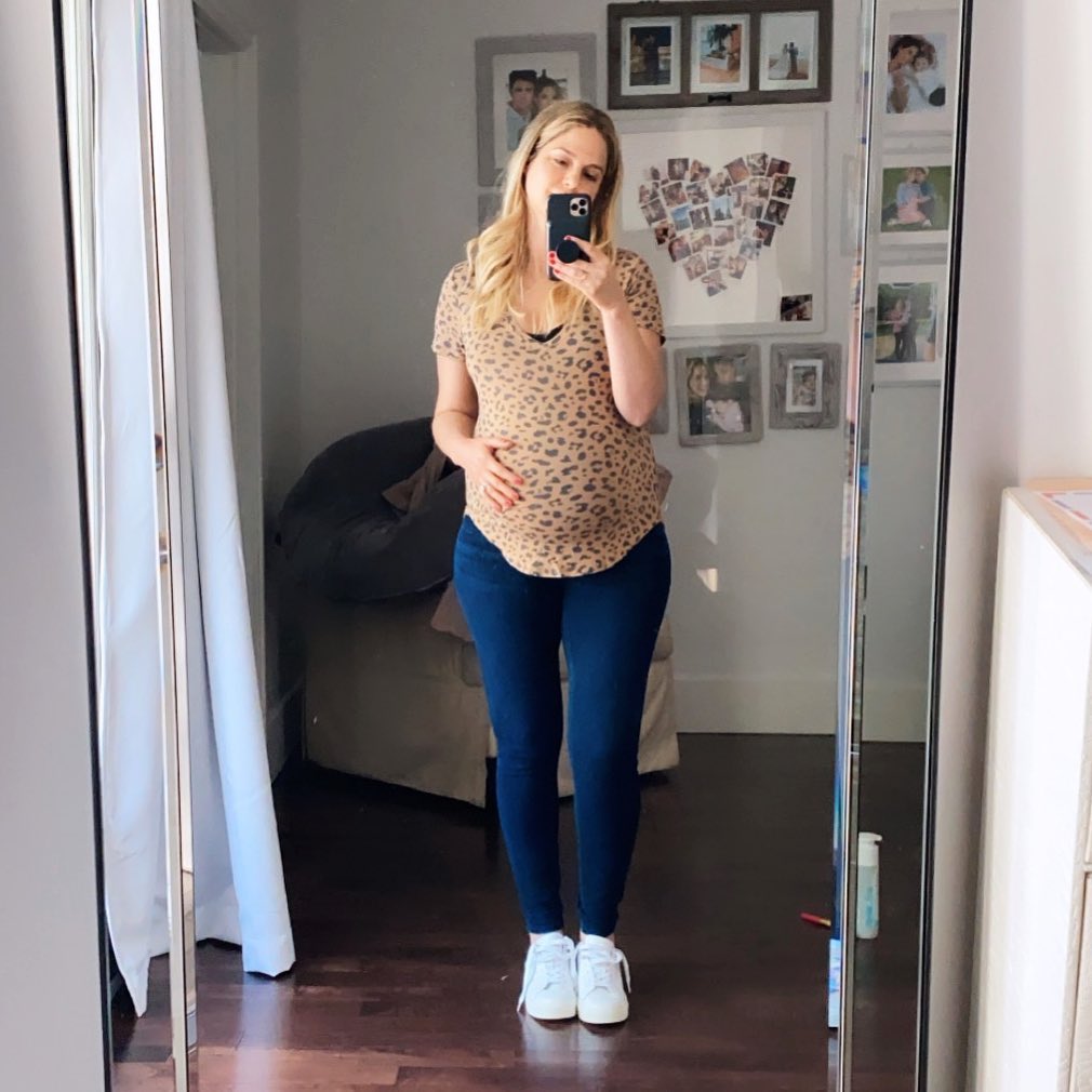 Kelly Kruger baby bump mirror